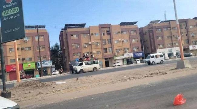 موجة نزوح كبيرة تشهدها العاصمة عدن موجة نزوح كبيرة تشهدها العاصمة عدن