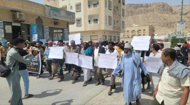 وقفة أمام مجمع الدوائر الحكومية بسيئون للمطالبة بالإفراج عن دويل ومرجان وقفة أمام مجمع الدوائر الحكومية بسيئون للمطالبة بالإفراج عن دويل