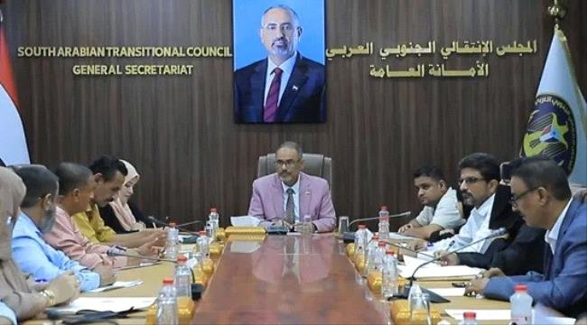 سياسية الانتقالي: التفاف شعبي حول دعوة الرئيس الزُبيدي للتعبئة العامة سياسية الانتقالي التفاف شعبي حول دعوة الرئيس الزُبيدي للتعبئة العامة